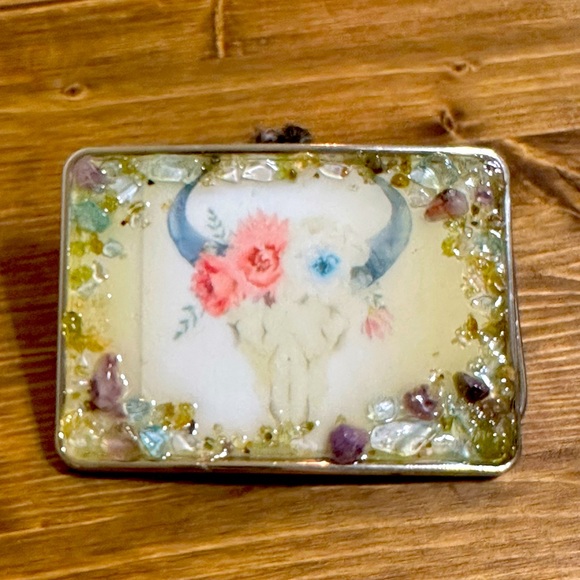 Western style belt buckle. Skull with horns and flowers. - Picture 1 of 7